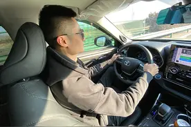 油表亮灯还能跑101.5km，全新汉兰达双擎的极限续航到底是多少？图片