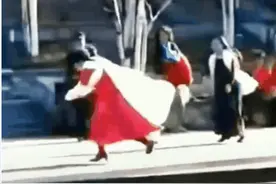 太忘我！大妈河边跳舞落水，大爷想拉拉不住！图片