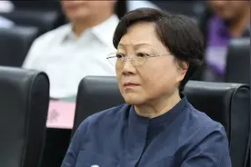 贺平和邓榕谈恋爱后，贺彪叮嘱道：她爸爸是个好人，你要照顾好她图片