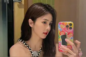 白鹿晒六一自拍照，穿黑色短裙大秀香肩，胸前宝石项链太抢镜图片