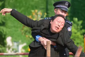 挑过大粪、赶过马车，艺考三次落榜，他是如何靠“面瘫脸”红的？图片