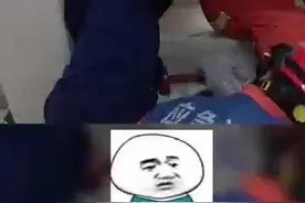 湖北汉江：小猫疑太胖被卡电脑桌，“蓝朋友”钻桌底救援图片