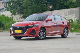 长安终于发力了，顶配10万出头配蓝鲸动力，漂亮又好开，实拍逸动图片