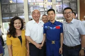 航天员陈冬与妻子汪晓燕合影，美满幸福的一家人图片