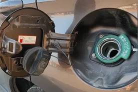 汽车油箱盖隐藏功能，很多朋友不知道，关键时刻用得上图片