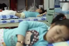 2018年，重庆双胞胎被爷爷砍断脚筋锁屋里不管，只因儿子打他一拳图片