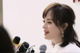 孙俪突然变美，眼睛不凸也不发腮了，下巴的痣引热议 ，被疑整容图片