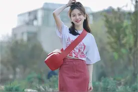 会打扮的女人，用这几款T恤就能穿出高级感，简约清爽还不挑人图片