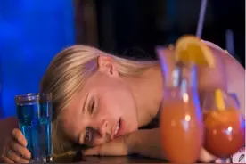 祸害女性的“液体快乐丸”是什么？几滴就会昏迷，不记得发生过程图片