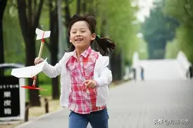 上海女孩结婚，生母直接送房，养母来参加婚礼，男友却说：她不配图片
