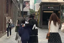 王宝强带儿子和女友冯清游玩香港，“后妈”与王子豪关系融洽图片