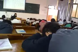 网友晒出“职高”学生上课照，听课的没有几个，老师表示很无奈图片