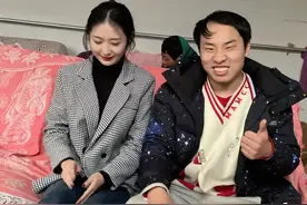 一战出名天下知，回村过年的徐志胜沦为“大衣哥”，成合影机器图片