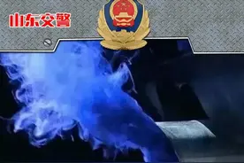 汽车排气管冒蓝烟是怎么回事？看完你就明白了图片