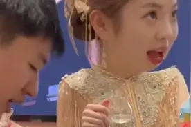 江苏这位敬酒的新娘表情亮了，样子实在太可爱图片