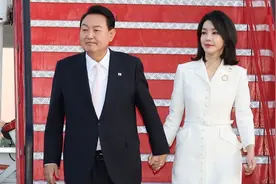 韩国总统夫人初次亮相国际，与美艳西班牙王后同框，总统被当绿叶图片