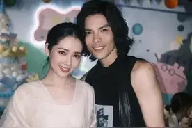 向佐太幸福，郭碧婷探班令他一扫疲惫，两岁女儿帮他卸妆瞬间萌化图片