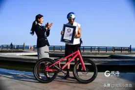 张京坤突破人类极限！今天是吉尼斯世界纪录日，两名青岛挑战者备受瞩目图片