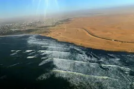 海边的沙漠你见过没有？大西洋沿岸一个狭长的沙漠，全长千多公里图片