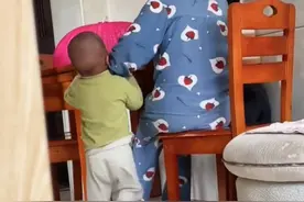 寒心了！女子在妈妈家中无意拍下视频，吃个东西都能把孩子急哭图片