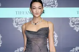 41 岁的日本名模富永爱，被称比例之神，与工作人员擦肩让人震惊图片