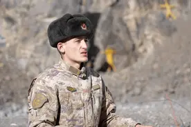 这个白人穿中国军装驻守边疆？别叫他老外，因为他是纯正的中国人图片