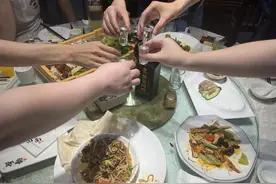 酒桌上快速升温，缓解尴尬的几款游戏，定要去试试，酒桌人士必备图片