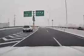 上海中环内圈 ，汽车翻滚后掉下高架桥，瞬间烧成火球图片