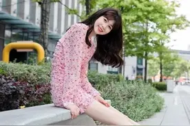 在外打工住集体宿舍，女孩留宿男友过夜，室友尴尬了？图片