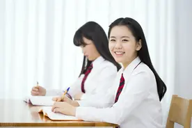 38岁剩女哭诉：年轻时太挑以为女人不愁嫁，如今却败给2个事实图片