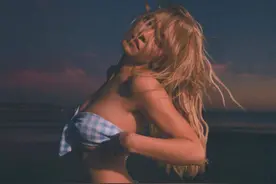 悉尼妹穿比基尼秀身材，姿势狂野火辣，纤细腰肢修长美腿十分抢镜图片