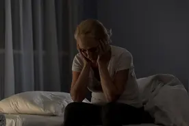 我58岁，每月4000退休金，为了养活儿子一家，每晚我都得去摆摊图片