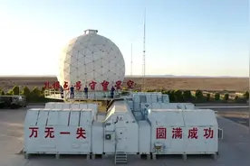 四个人，两只狗，在无垠沙海中守望着星河……图片