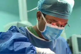 六旬老人颈部“小疙瘩”变“大鹅蛋”，专家：腮帮子肿大警惕腮腺肿瘤图片