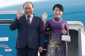 越南第一夫人气质不错，穿鲜艳“奥黛”配珍珠项链，看着就好贵气图片