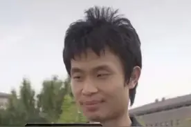 他眼神迷离，头发凌乱，被戏称“扫地僧”，年纪轻轻就全网封神图片