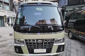 不仅有卫生间，还可以在车内睡觉，这样的丰田考斯特你见过吗？图片