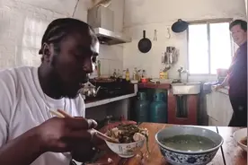 “多么可爱的民族”，国外网友评中国阿姨邀请黑人小哥到家吃饭图片