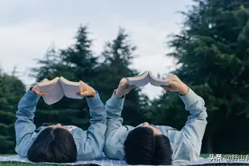 中年之后，才明白存钱和不存钱的人生，差距特别大图片