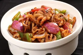 泡发鱿鱼，切忌只用水泡，再多加2样，泡发又快又好，干货变海鲜图片