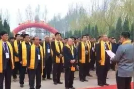 2004一韩国家族回中国认祖，称流落韩367年，拿族谱证明是中国人图片