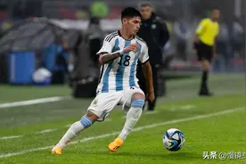 3-0！阿根廷出线，98分钟破门+2红牌，U20世界杯进16强，疯狂庆祝图片