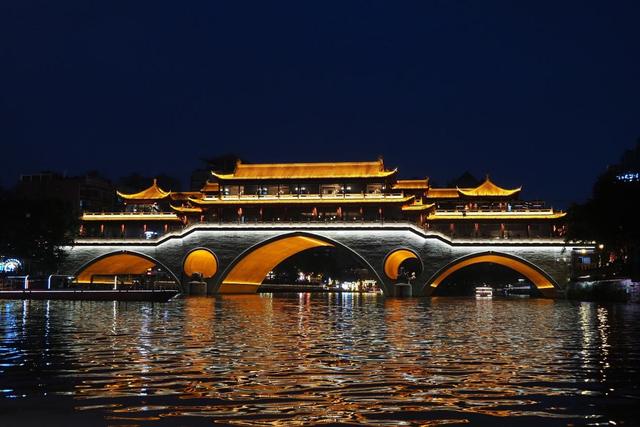 活力中国调研行 ｜ 夜游锦江点亮成都夜经济的“流动新图景”