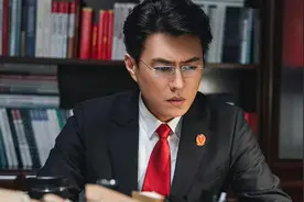 《底线》中唐啸云让人反思，现实中是一个好演员，王俊凯的同学图片