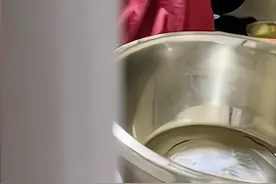 男子每天凌晨给妻子做月子餐，每隔3小时做一次，有肉有菜不重样图片