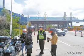 摩托车组团上高速 3名驾驶人被罚图片