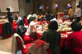 女子相亲请23位亲戚吃万元套餐，结账时男子逃单，被女子告上法庭图片