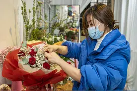 为浪漫买单！情人节鲜花价格翻倍，金钱、水果装点的创意花束成主角图片