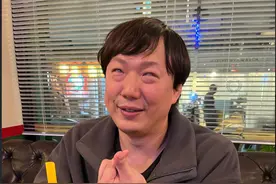 黄子佼爆料萧煌奇是假瞎子，眼瞎还开车？萧煌奇不戴墨镜眼睛奇怪图片