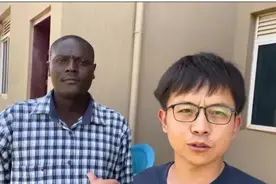 90后河南夫妻在非洲工作，花900块请保姆，发现非洲人带娃太雷人图片